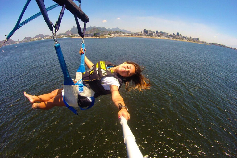 Rio de Janeiro: 2-stündige Bootsfahrt mit Parasailing(!) Rio de Janeiro: 2-stündige Bootsfahrt mit Parasailing