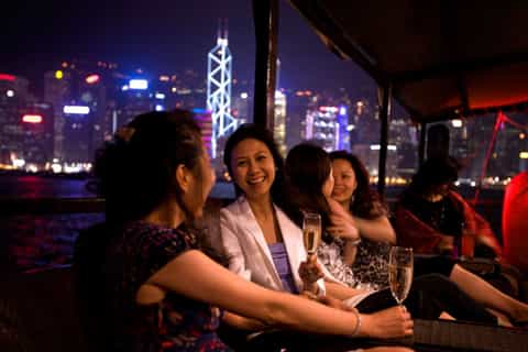 Hongkong: Abendliche Fahrt auf einer chinesischen Dschunke