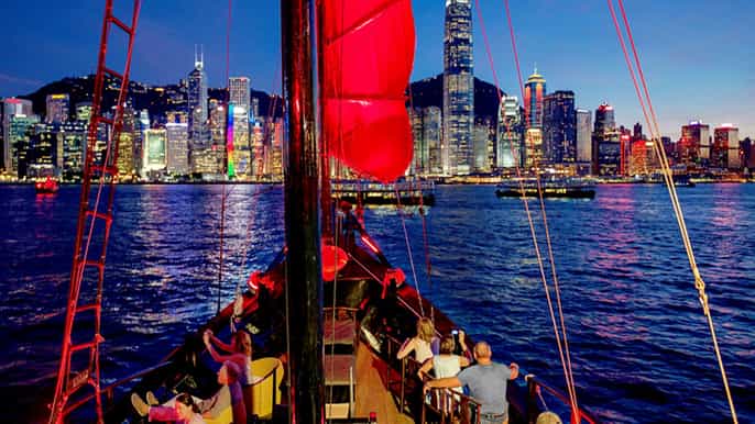 hongkong abendliche fahrt auf einer chinesischen dschunke