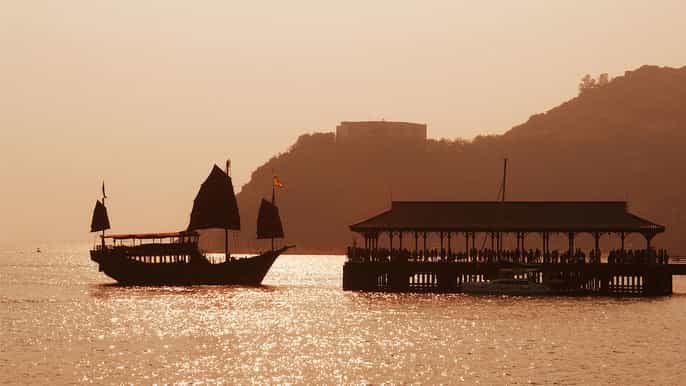 hong kong cruise tour to stanley by chinese junk boat