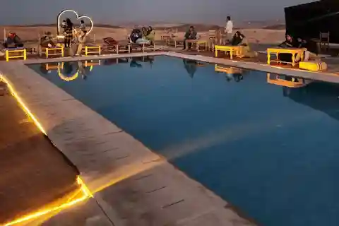 Marrakech: Agafay-middagsshow med firhjuling / kameltur og basseng