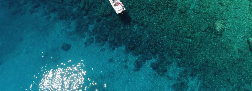 Depuis Sifnos : excursion privée en hors-bord vers l'île de Poliegos