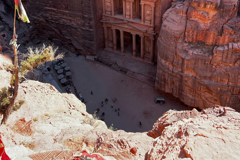 De Amã: Viagem privada de 2 dias a Petra, Wadi Rum e Mar MortoTransporte e acomodação