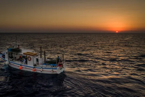 Santorinin auringonlaskun kalastusretki illallisen ja juomien kera