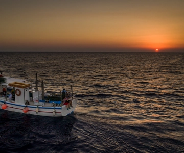 Santorini Gün Batımı Balıkçılık Gezisi Akşam Yemeği ve İçecekler
