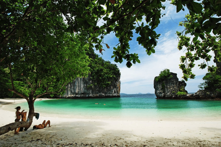 Krabi: Tagesausflug zu den Hong-Inseln mit Schnellboot und MittagessenHong Inseln Sightseeing