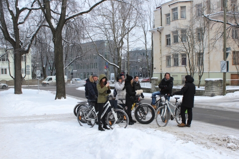 Excursión invernal en bicicleta por Tallin con parada para tomar caféExcursión invernal en bicicleta por Tallin con parada en un café y visita al mercado
