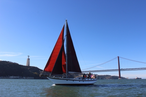 Lisboa: paseo de 2 horas al atardecer en velero clásico