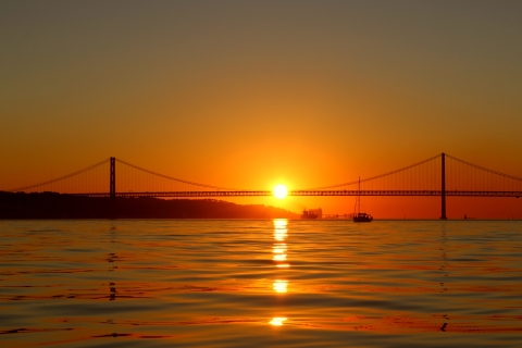 Lissabon: 2-stündige Segelbootsfahrt bei Sonnenuntergang