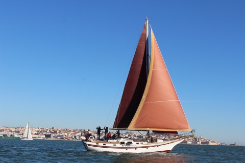 Lisbonne : croisière de 2 h au crépuscule en voilier vintage