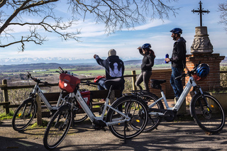 Scenic E-Bike Ride to a Hilltop Village from Toulouse