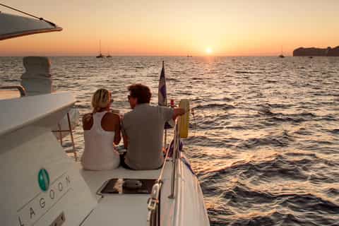 Santorini Caldera: Catamaran Cruise with Lunch/Dinner & Bar