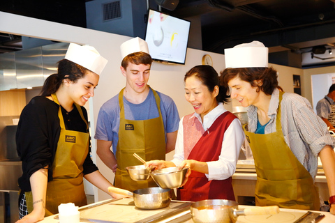 Lezione di cucina del sushi presso la più importante scuola culinaria del Giappone