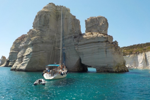 Adamantas : croisière touristique en voilier à MilosOuest de Milos et grottes : voilier en petit groupe