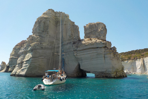 Adamantas : croisière touristique en voilier à MilosOuest de Milos et grottes : voilier en petit groupe