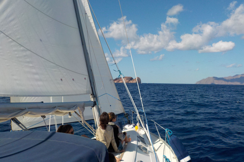 Adamantas : croisière touristique en voilier à MilosOuest de Milos et grottes : voilier en petit groupe