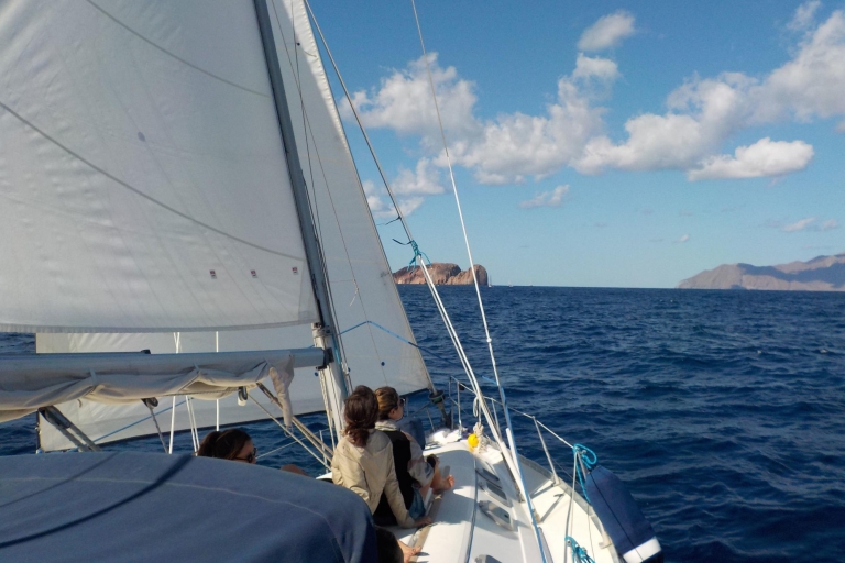 Adamantas: crucero turístico en velero por MilosDescubre West Milos y cuevas: crucero en velero en grupo pequeño