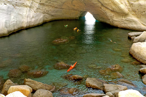 Adamantas : croisière touristique en voilier à MilosOuest de Milos et grottes : voilier en petit groupe