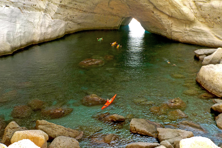 Adamantas: crucero turístico en velero por MilosDescubre West Milos y cuevas: crucero en velero en grupo pequeño