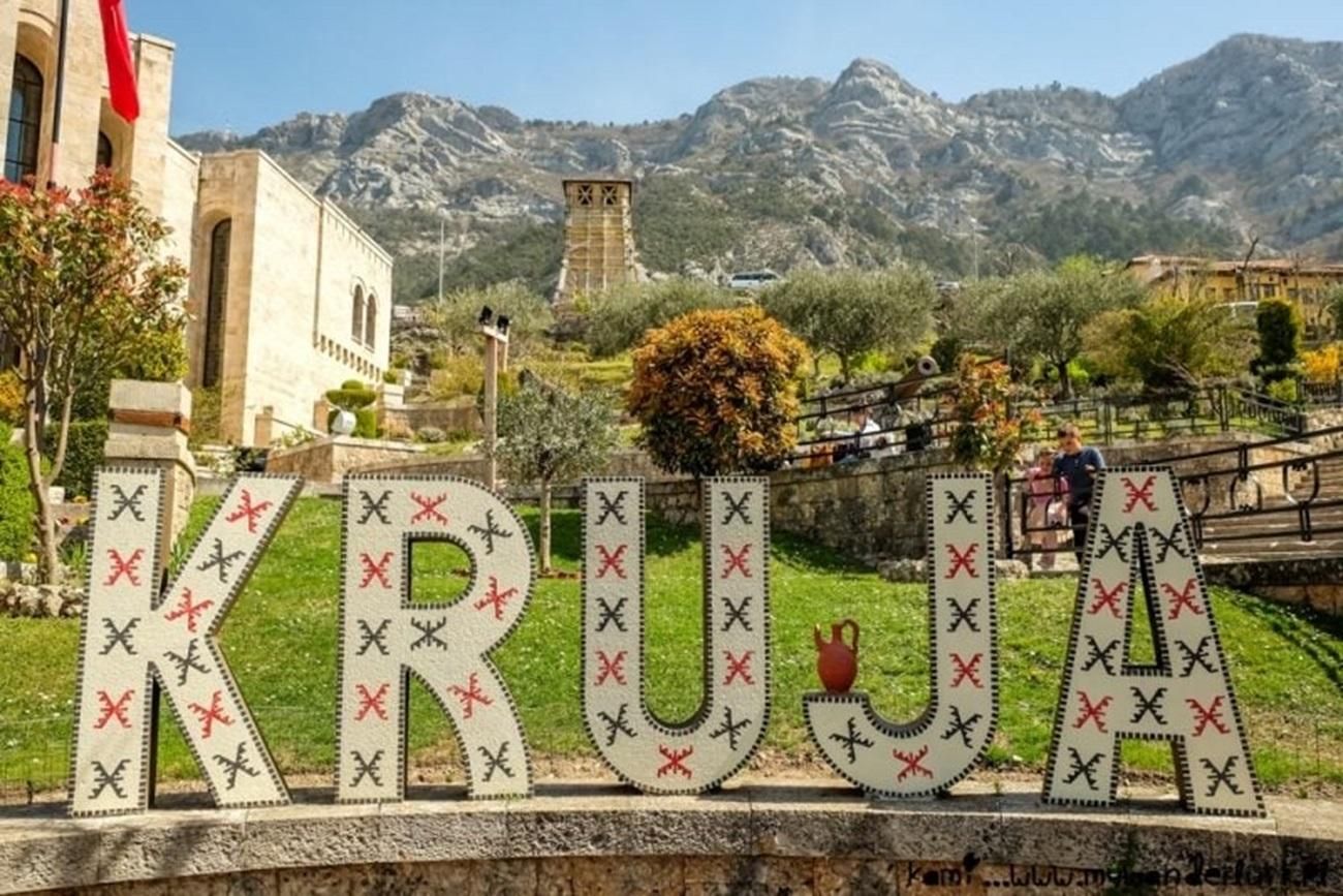 Durrës/Golem: Burg von Kruja, Basar und traditionelles Mittagessen