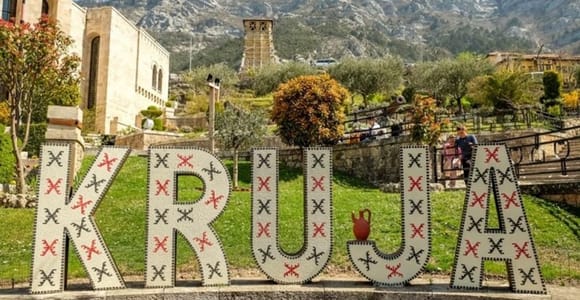 Durrës/Golem: Burg von Kruja, Basar und traditionelles Mittagessen