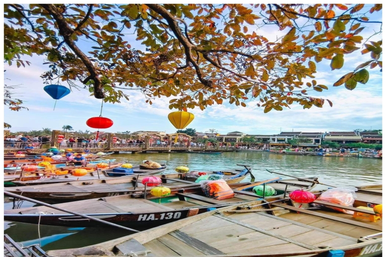 Hoi An : Lantern Boat Trip with flower Lanterns . Hoi An Lantern Boat Trip