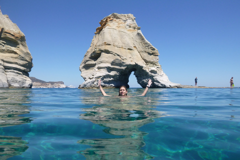 Adamantas : croisière touristique en voilier à MilosOuest de Milos et grottes : voilier en petit groupe