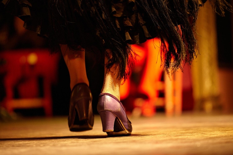 Sevilla: 3-stündige Flamencoshow und Bustour bei NachtBustour, Flamencoshow und Getränk
