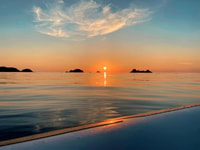 Ajaccio, voyage en mer au coucher du soleil aux Îles Sanguinaires - Hizvo