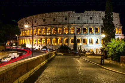 Rom: Kolosseum bei Nacht mit einer Tour durch den Untergrund und den ...