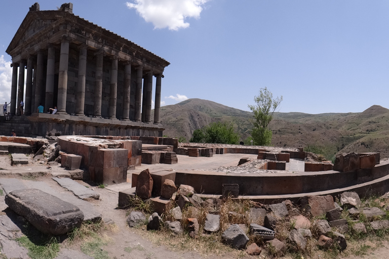 Excursión de un día a Garni, Gegard y el lago Sevan desde Ereván