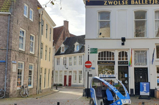 Zwolle: Guided Walking or Biking Tour with Coffee and Guide
