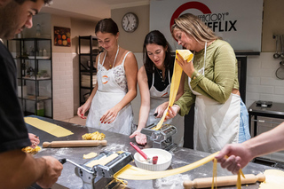 Florence: Pasta and Dessert Cooking Class with Drinks