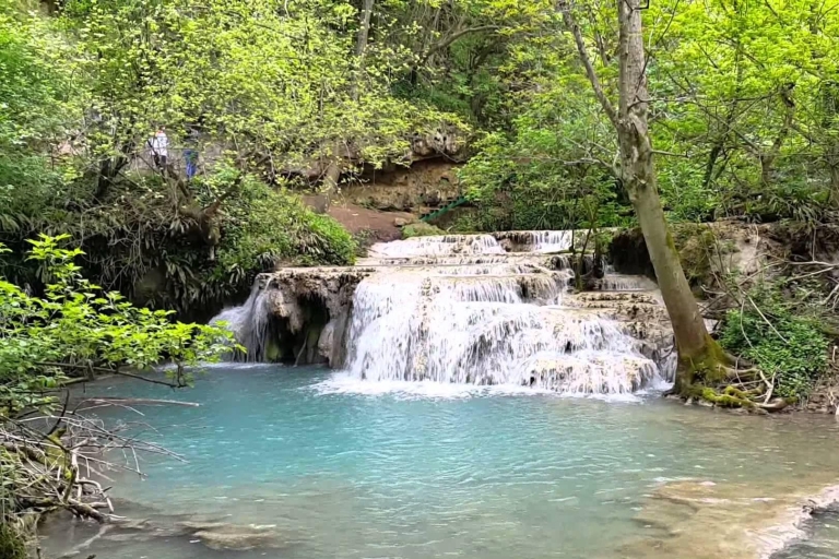 Van Sofia: Full-Day Krushuna Watervallen & Devetashka CavePrivérondleiding