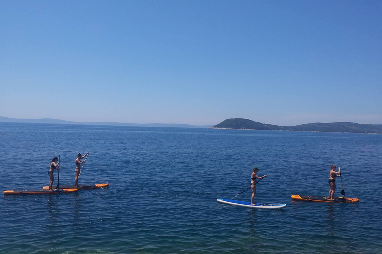 Stand up paddle-tur på morgonen i SplitMorgonens tur i Split för stand up paddling