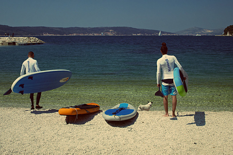 Stand up paddle-tur på morgonen i SplitMorgonens tur i Split för stand up paddling