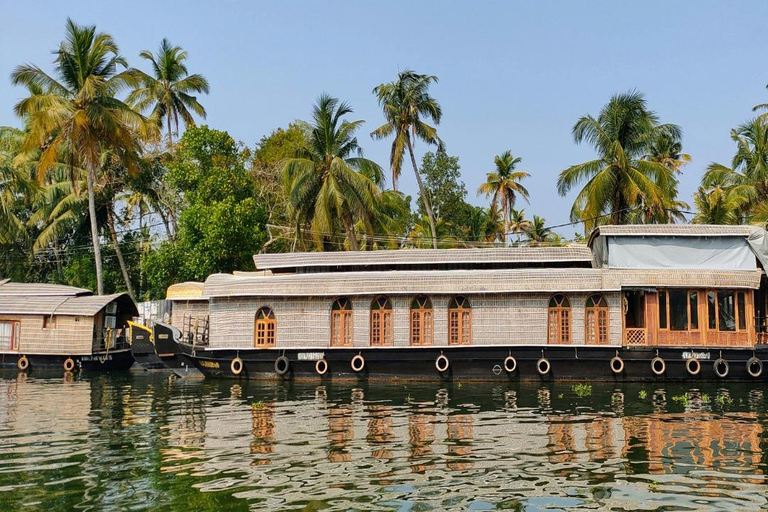 Kochi: 3-Day Kerala Tour with Munnar and Alleppey Cruise