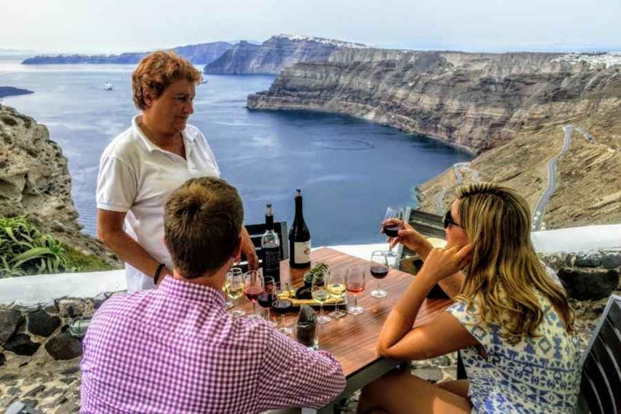 Santorin: Geführte Tour zu 3 Weingütern mit Weinverkostung. Foto: GetYourGuide