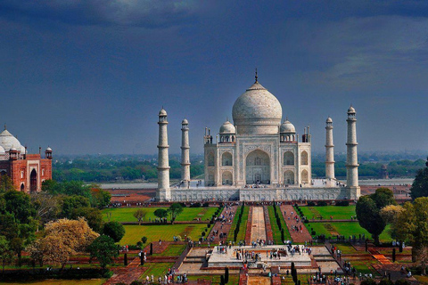 从班加罗尔出发：阿格拉泰姬陵当日往返航班之旅德里/阿格拉出发：含机场接送的全套行程（不含航班）