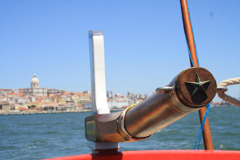 Lissabon: Schiffstour auf dem Tejo in traditionellem BootLissabon: 45-minütige Schiffstour auf dem Tejo