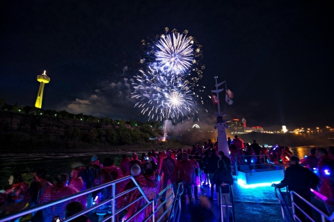 Niagarafälle, Kanada: Abendliche FeuerwerkskreuzfahrtNiagara Falls, Kanada: Bootsfahrt am Abend mit Feuerwerk