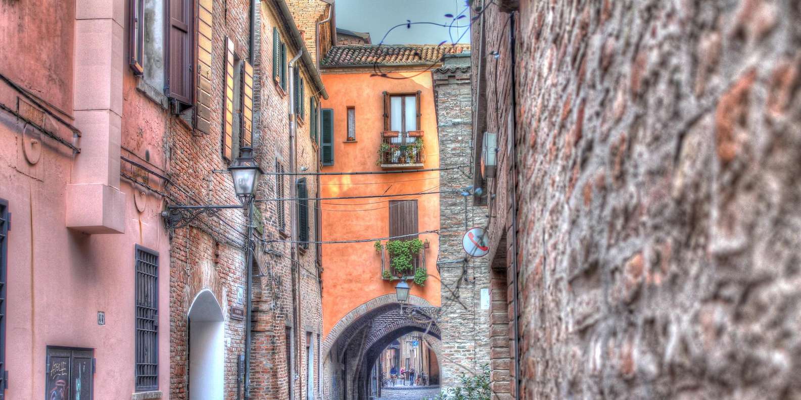 Ferrara: 2-Hour City Center Walking Tour | GetYourGuide, image size:1585x792