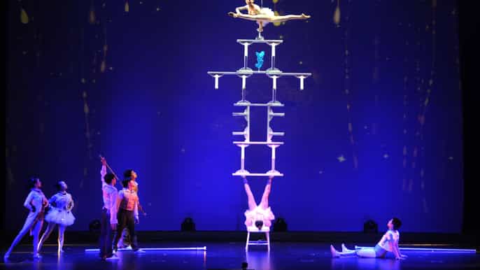 shanghai evening tour the bund and chinese acrobatics show