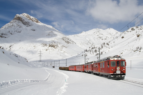 Van Milaan: Bernina-trein en dagtrip naar St. MoritzVertrek vanaf bushalte Duomo/Scala