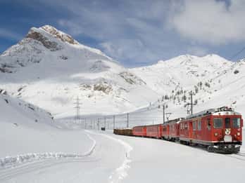 Ab Mailand: Ganztägige Bernina Zug & St. Moritz Tour Ab Mailand: Ganztägige Bernina Zug & St. Moritz Tour