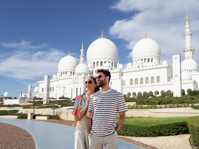 Desde Dubai: Tour de día completo por Abu Dhabi con la Mezquita del Jeque Zayed