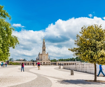 From Lisbon: Fatima, Batalha, Nazare and Obidos Tour