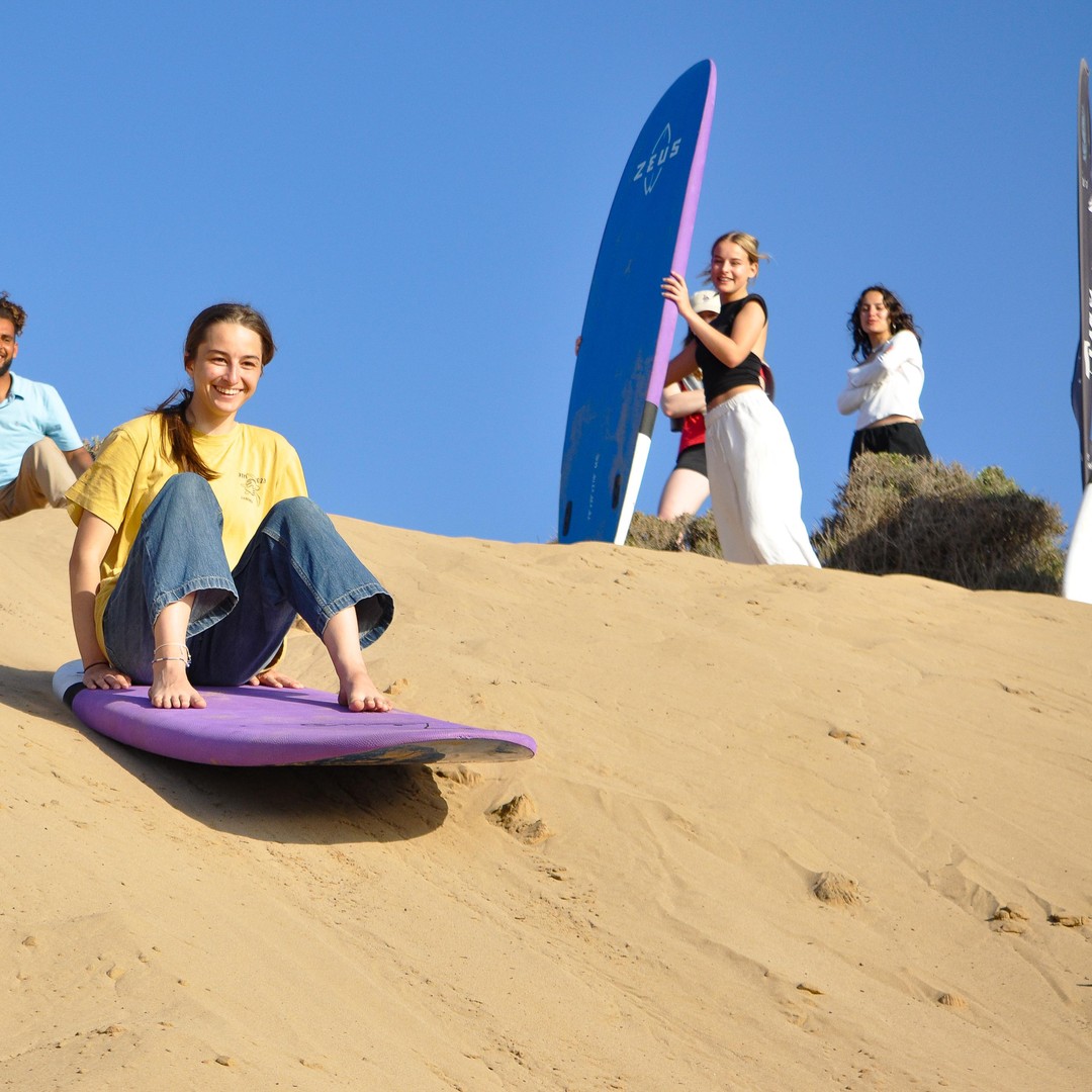 Sandboard à Essaouira et pique-nique au coucher du soleil dans une tente berbère
