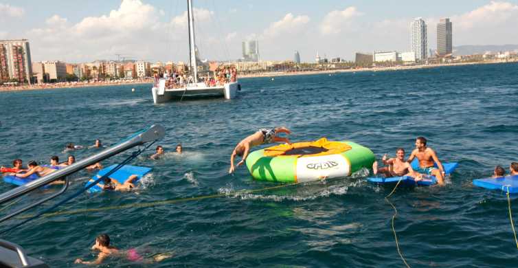 Barcelona: crucero en catamarán con fiesta y barbacoa