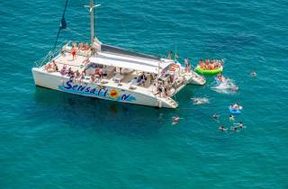Barcelona: Party-Bootsfahrt auf einem Katamaran mit BBQ